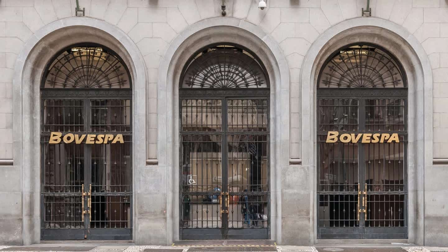 Fachada do prédio da Bovespa, no centro de São Paulo, com o letreiro da bolsa sobre as portas