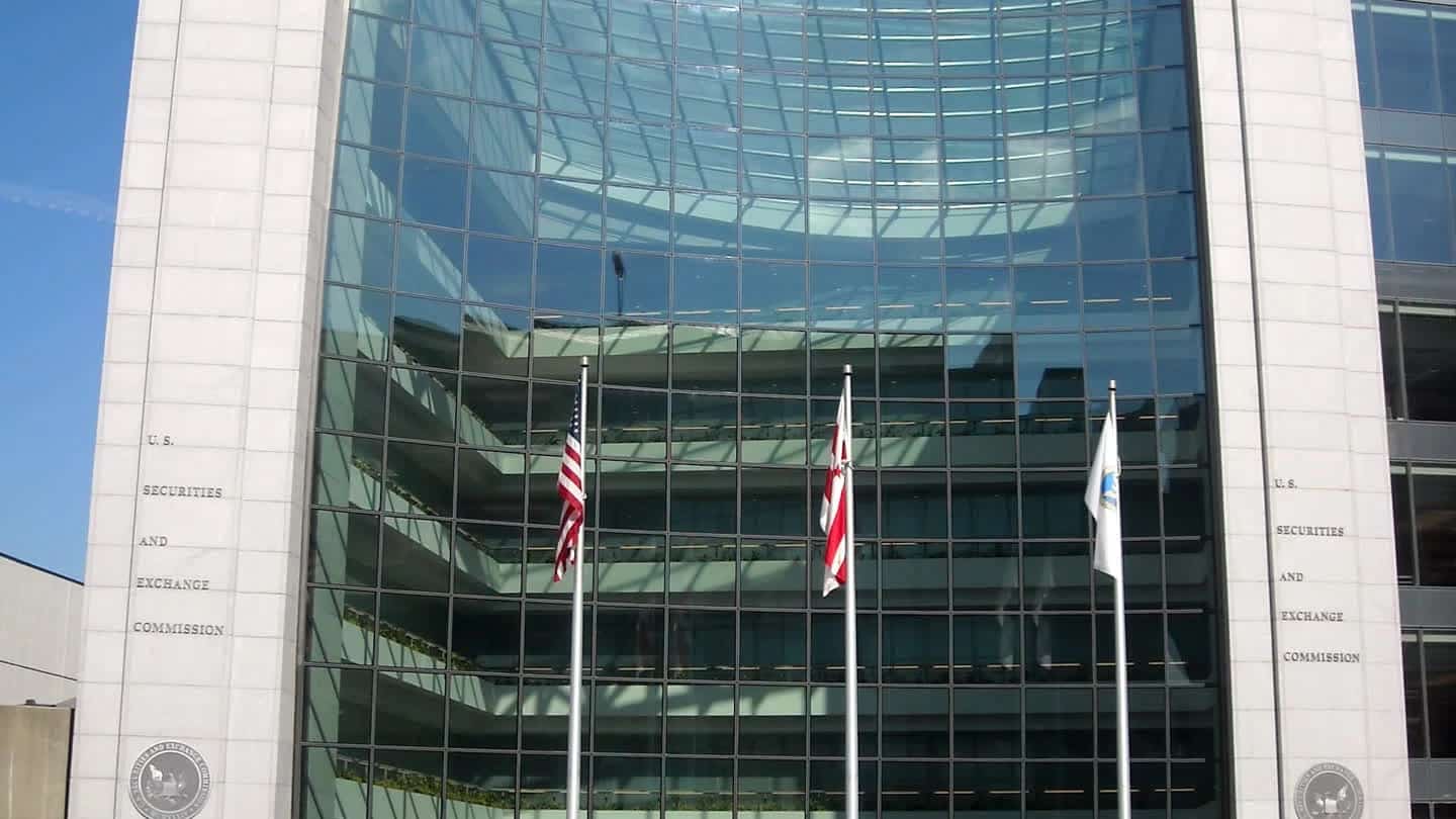 Fachada da sede da Securities and Exchange Commission (SEC), em Washington, com bandeiras hasteadas