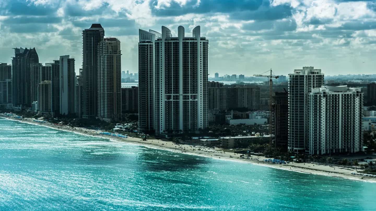 Vista aérea de arranha-céus à beira-mar em Sunny Isles Beach, na região de Miami.