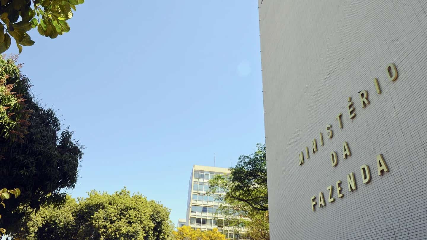 Fachada do Ministério da Fazenda, em Brasília, com a inscrição 'Ministério da Fazenda' em letras douradas sobre a parede de pastilhas.