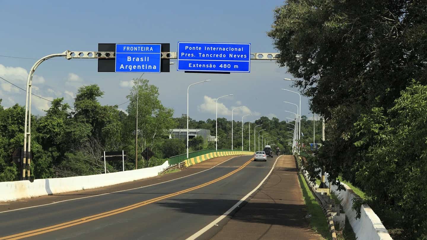 Ponte Internacional Tancredo Neves, na fronteira entre Brasil e Argentina, com placas rodoviárias indicando os dois países.