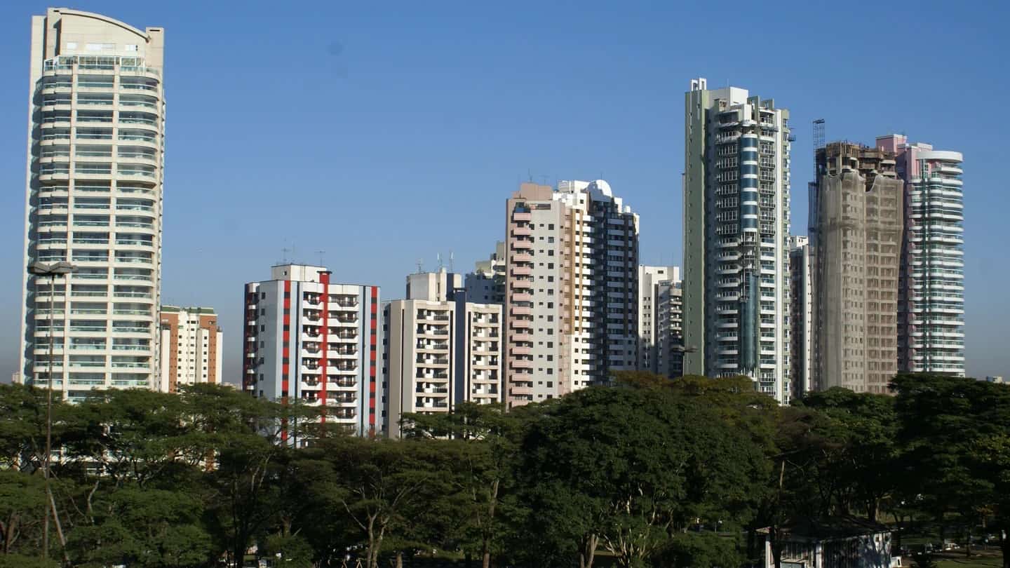 Conjunto de edifícios residenciais de alto padrão no bairro Jardim Anália Franco, em São Paulo, visto de um parque.