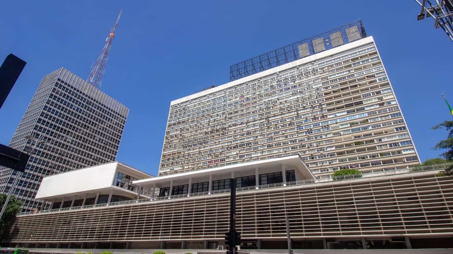 Avenida Paulista, em São Paulo, com o Conjunto Nacional e edifícios do centro financeiro da cidade.