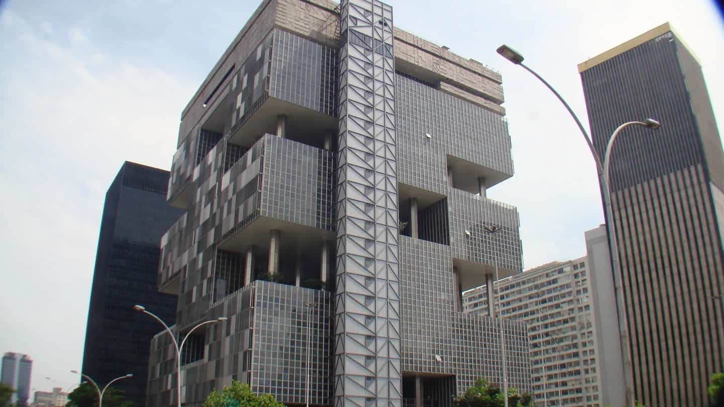 Prédio da Petrobras no centro do Rio de Janeiro, visto da rua.