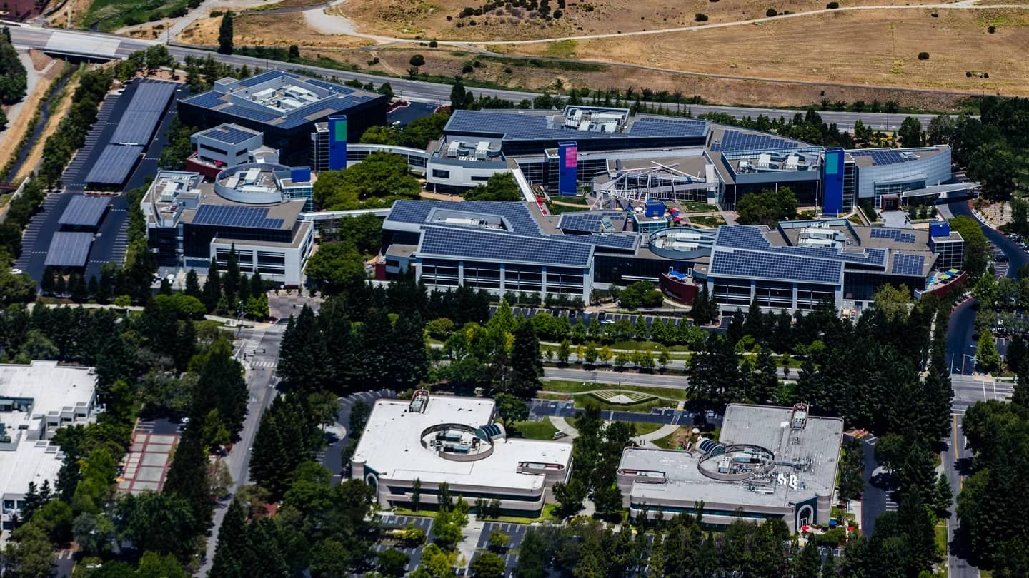 Alphabet cai 8% após queimar US$ 9 bi de caixa; Microsoft sobe com Azure a +48%
