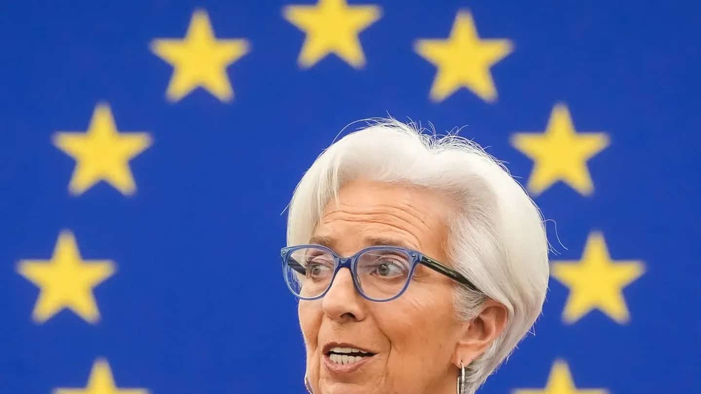 Christine Lagarde, presidente do Banco Central Europeu, com a bandeira da União Europeia ao fundo