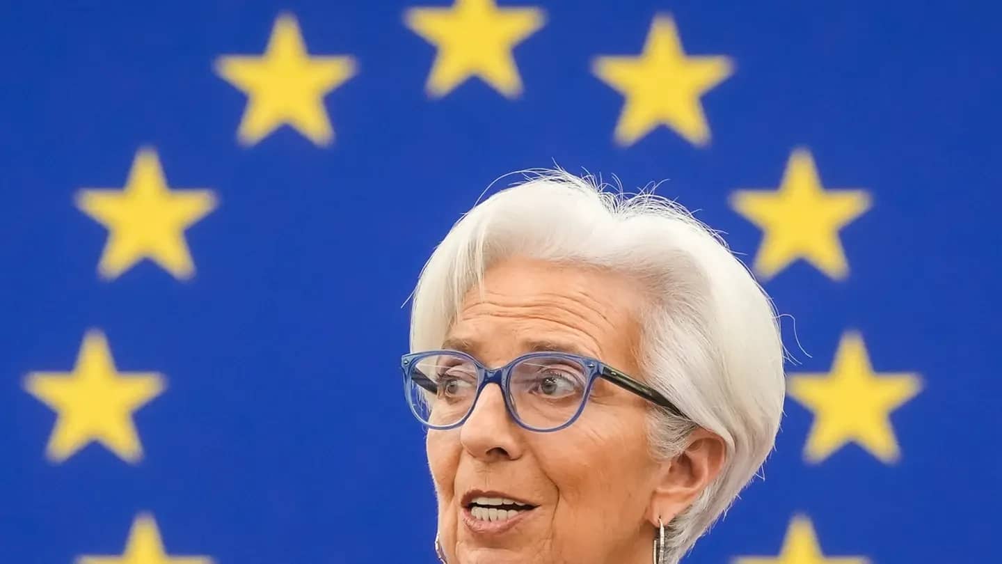 Christine Lagarde, presidente do Banco Central Europeu, com a bandeira da União Europeia ao fundo