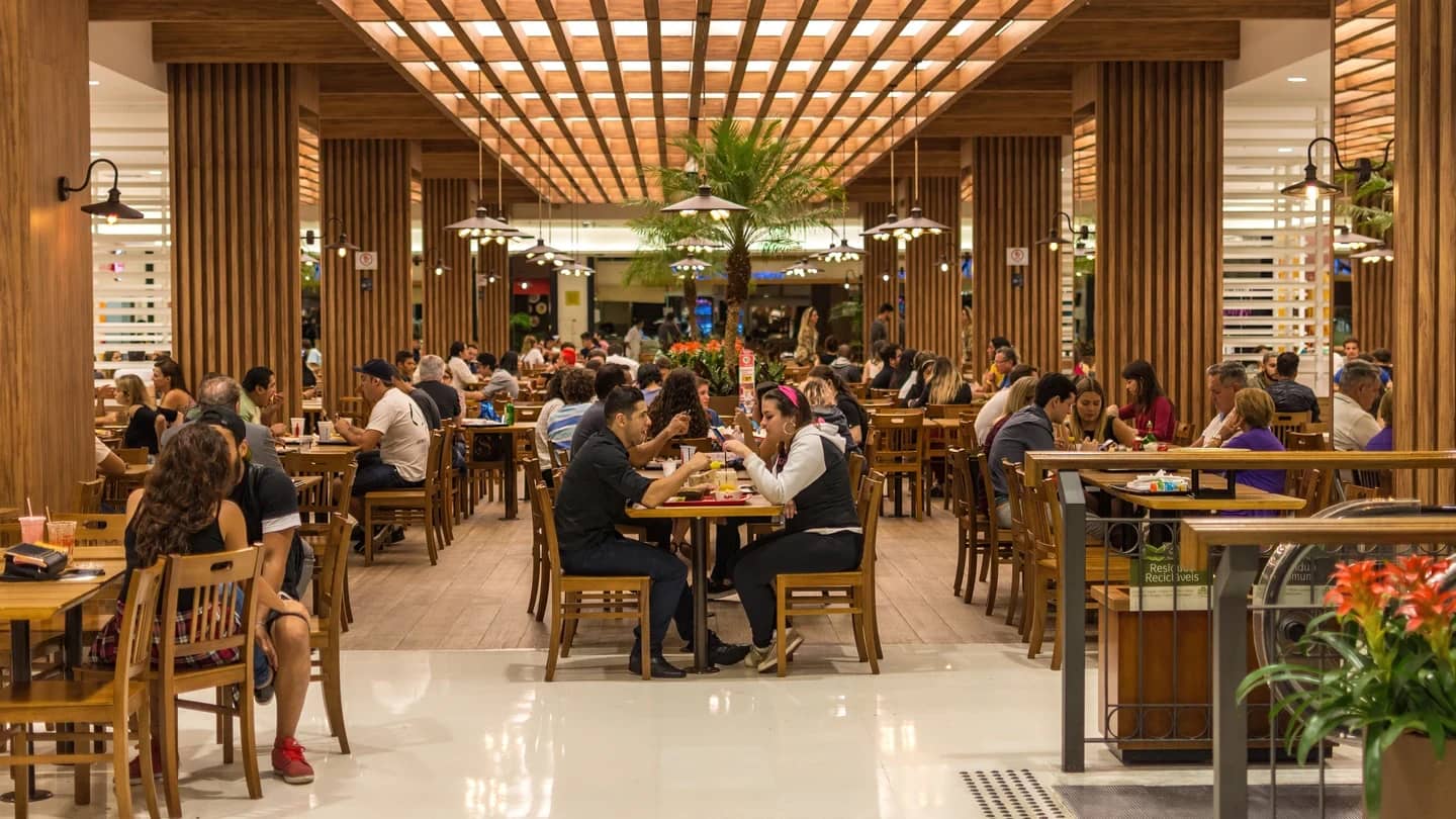 Praça de alimentação movimentada de um shopping center em São Paulo