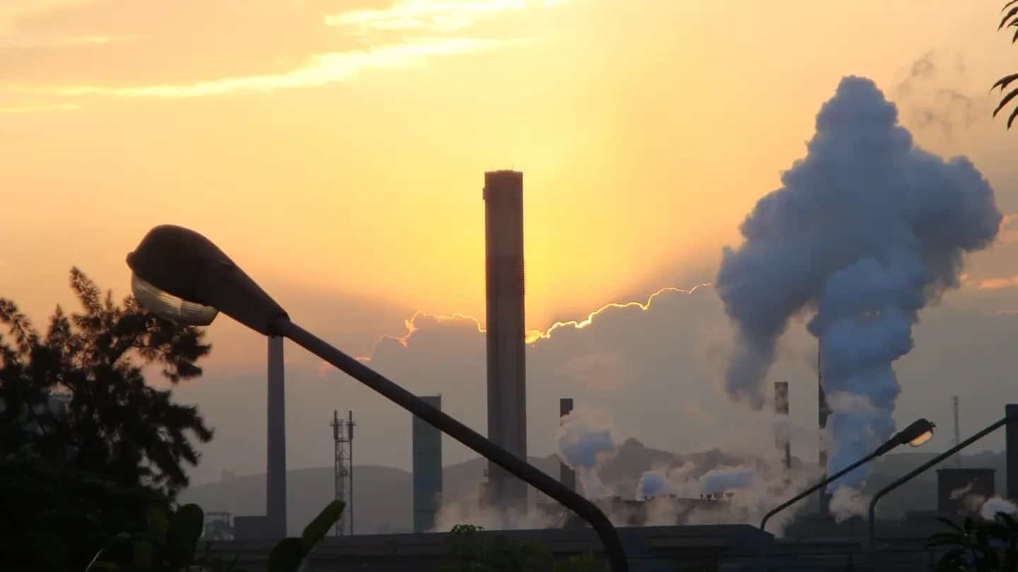 Vista da usina da Companhia Siderúrgica Nacional em Volta Redonda (RJ) com coluna de fumaça ao fundo