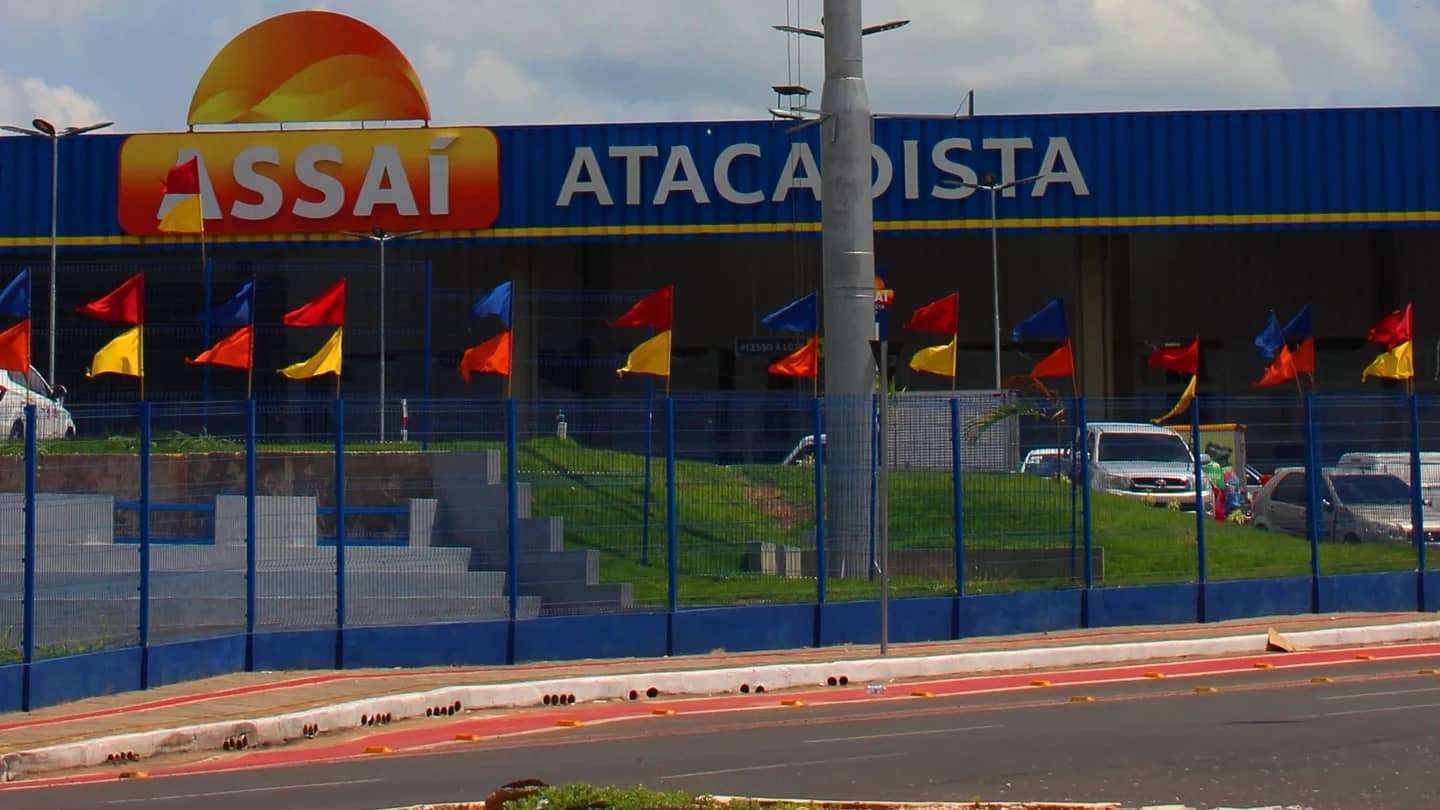 Fachada da loja do Assaí Atacadista com o letreiro da rede em destaque