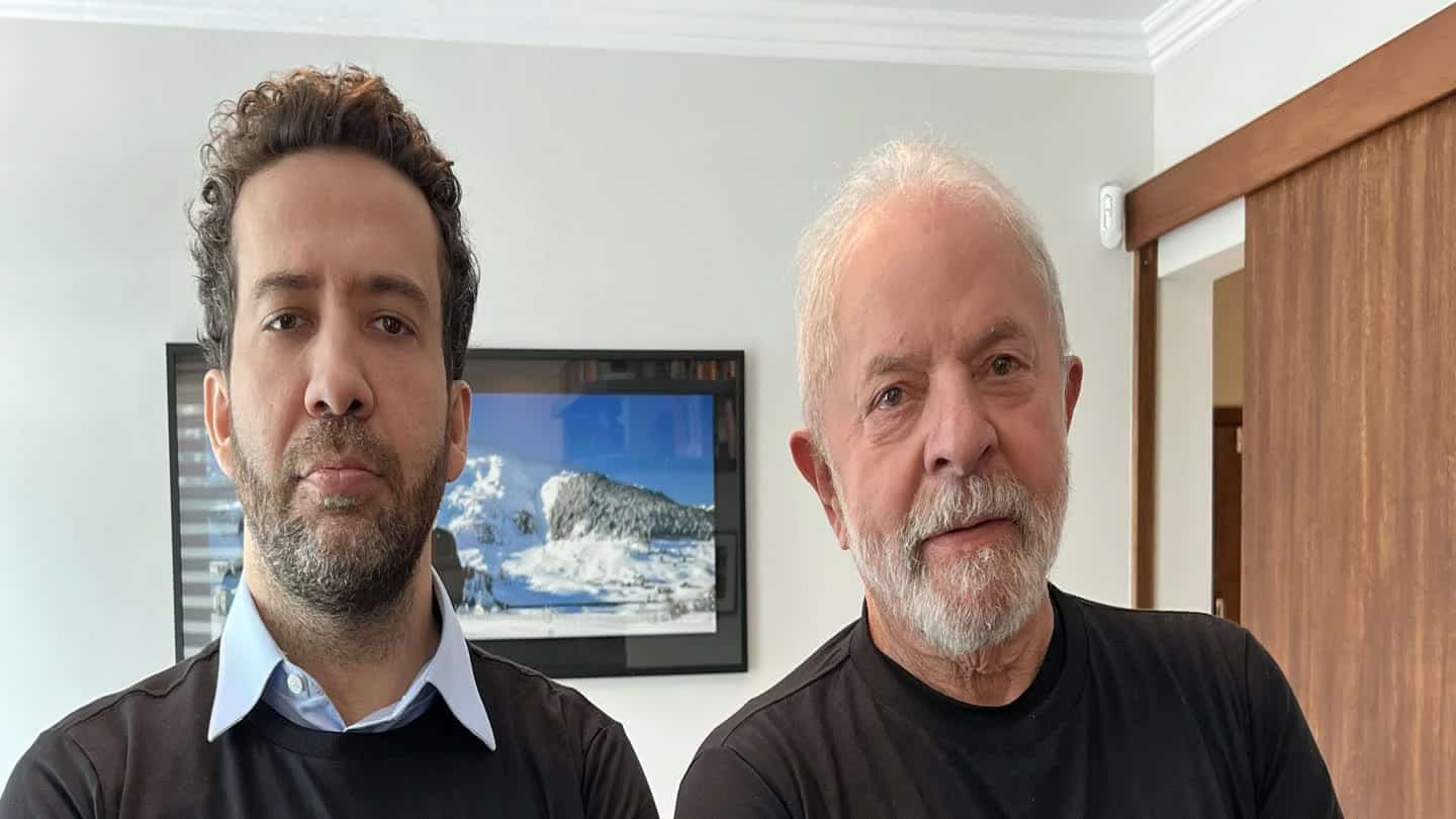 André Janones e o presidente Lula, de camisetas pretas com a frase "Quem manda é o povo", em foto de agosto de 2022