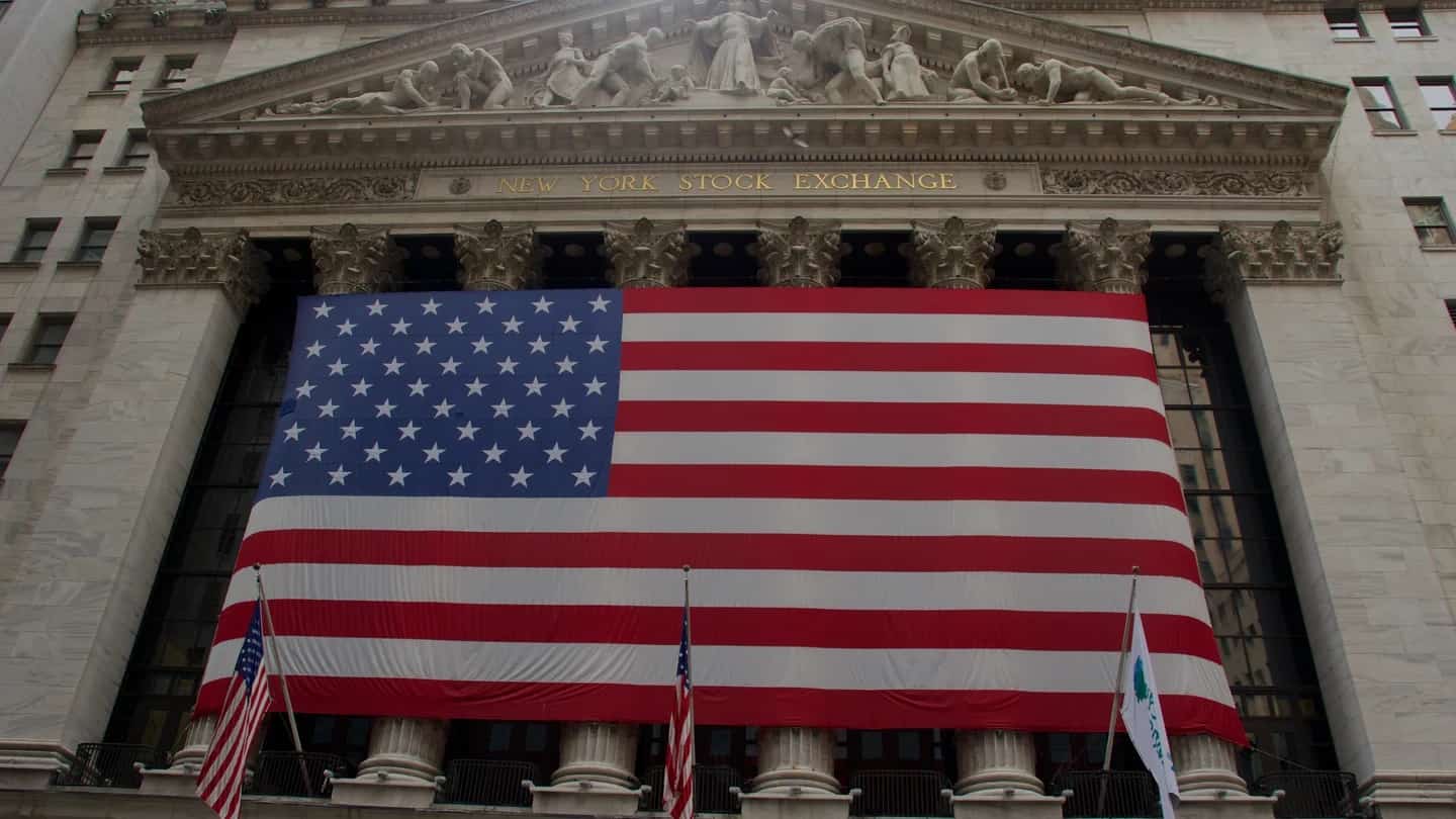 Fachada da Bolsa de Valores de Nova York, na Wall Street, com o nome NEW YORK STOCK EXCHANGE gravado no frontão