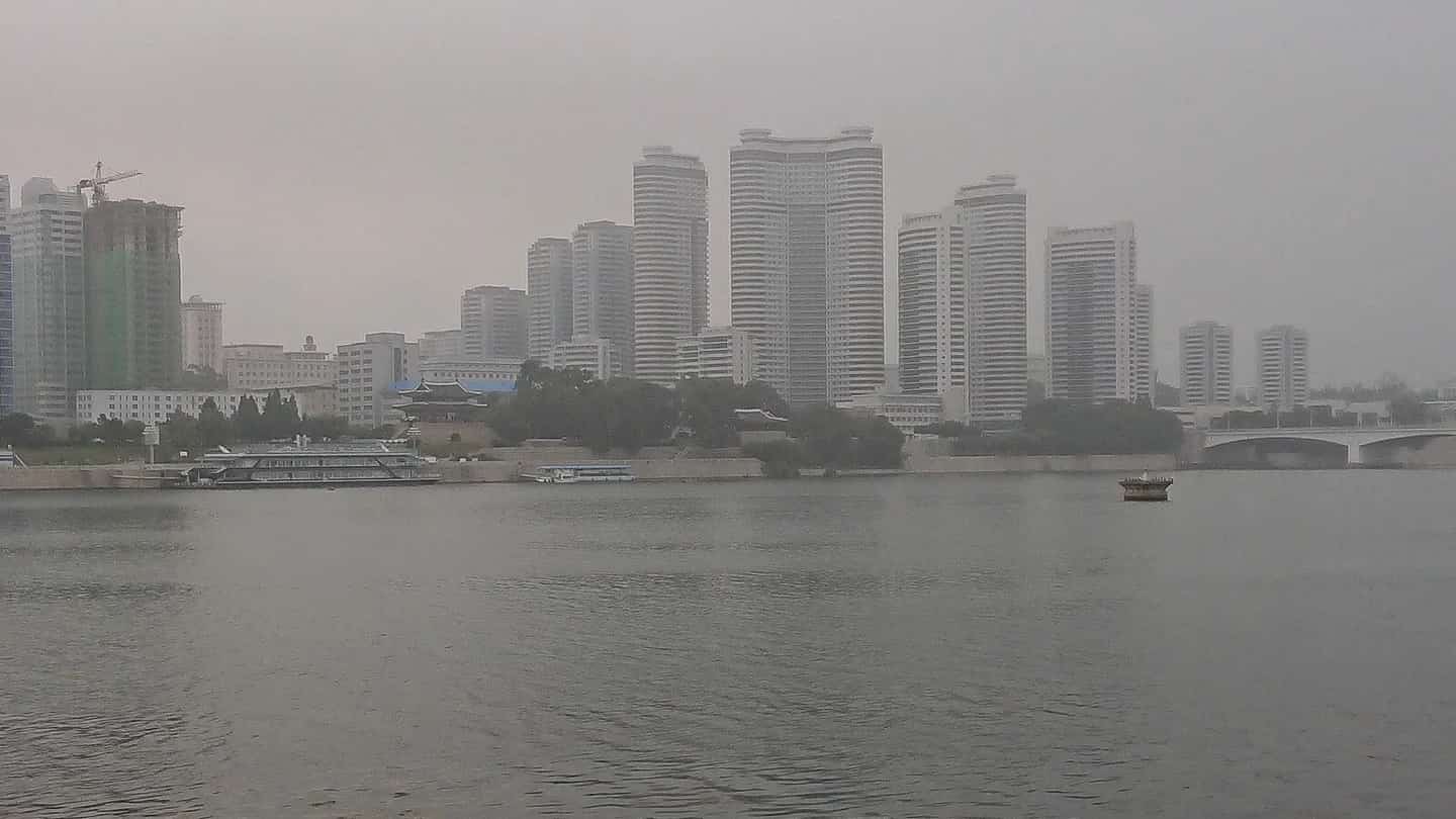 Vista da linha de horizonte de Pyongyang, na Coreia do Norte, com edifícios altos e torre ao fundo