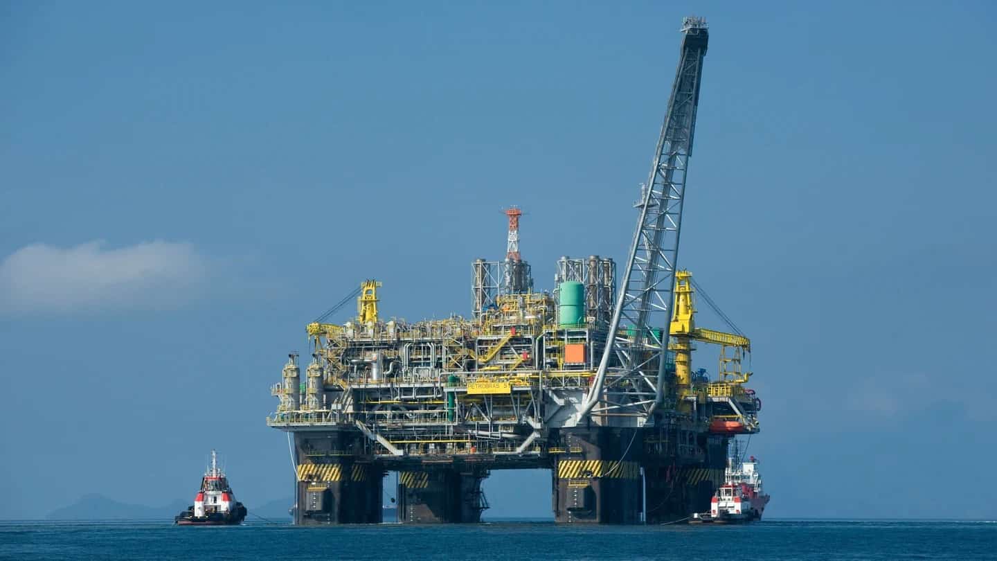 Plataforma de produção de petróleo da Petrobras em alto-mar, vista a partir de embarcação