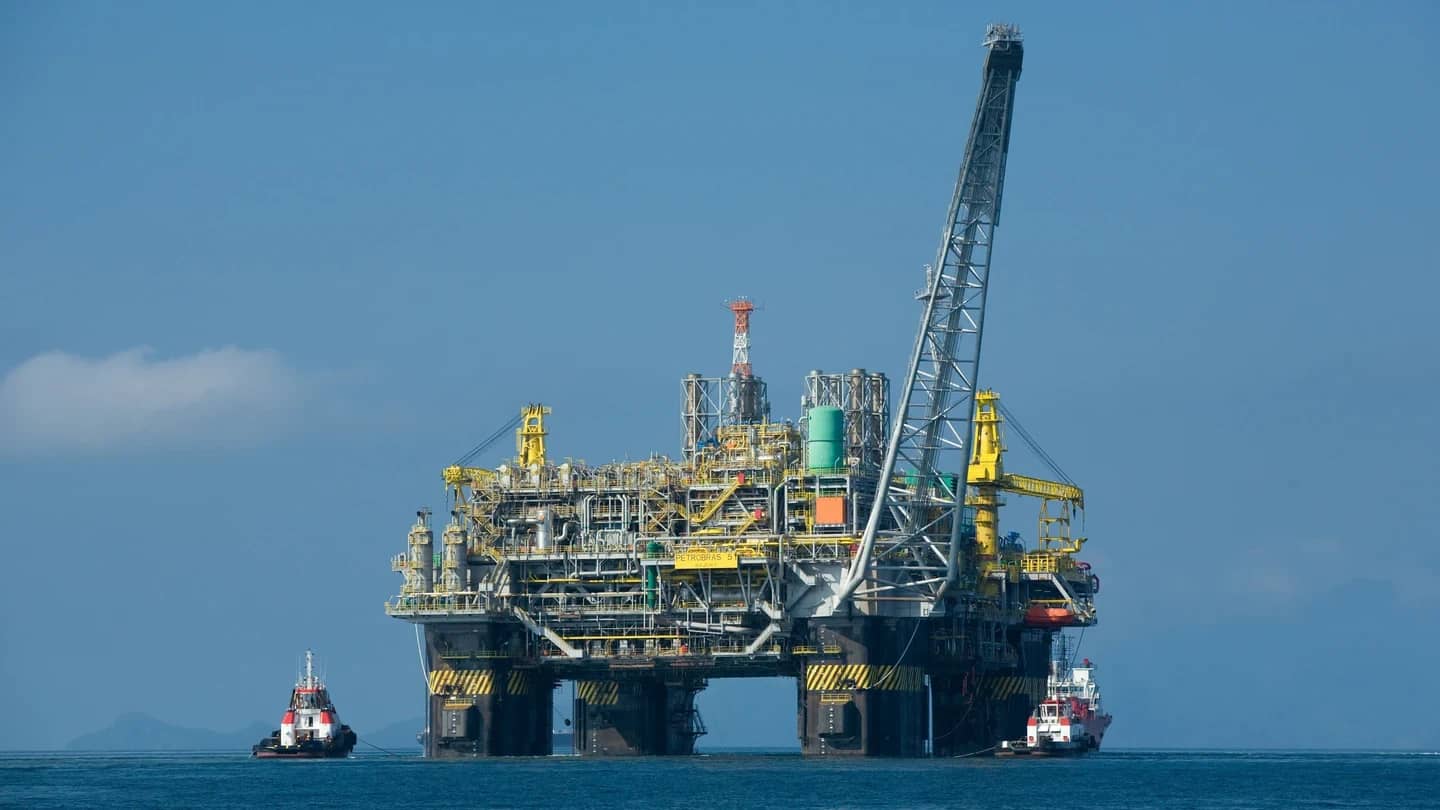 Plataforma de produção de petróleo da Petrobras em alto-mar, vista a partir de embarcação