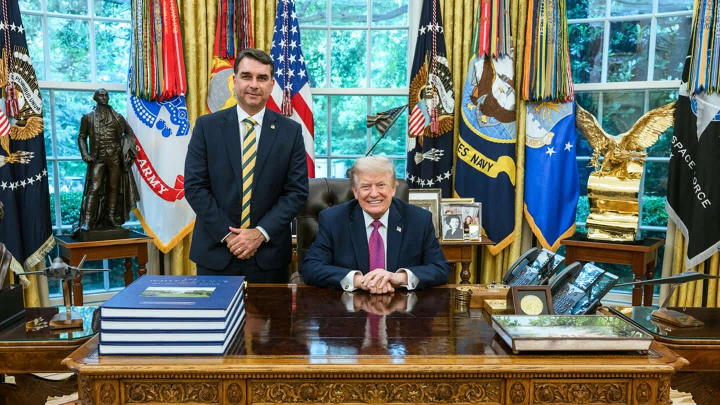 Donald Trump e Flávio Bolsonaro no Salão Oval da Casa Branca, em maio de 2026