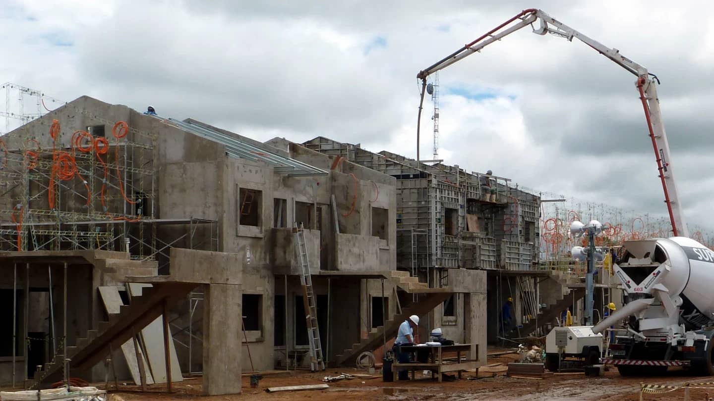 Obra de construção civil no Brasil: o setor foi o destaque de alta na ocupação no trimestre, com mais 210 mil pessoas empregadas