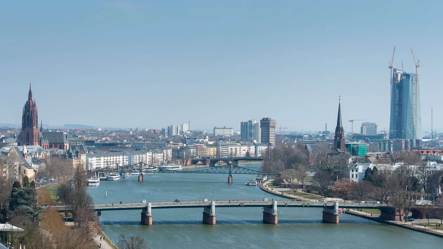 Vista da cidade de Frankfurt, na Alemanha, com o rio Meno e as torres do Banco Central Europeu ao fundo