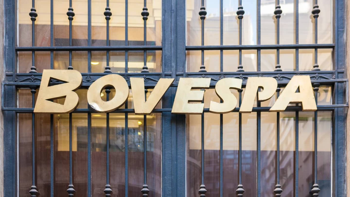 Letreiro BOVESPA em letras douradas atrás da grade de ferro da fachada da bolsa brasileira, em São Paulo