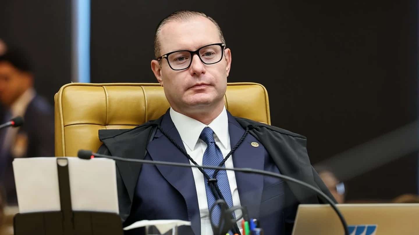 Magistrado de toga durante sessão de julgamento, sentado à bancada do plenário
