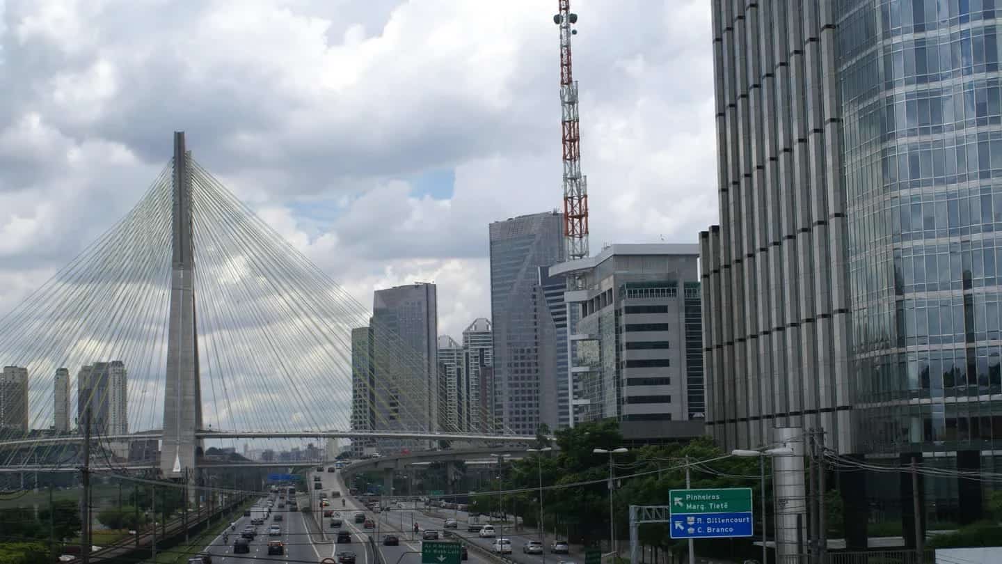 Ponte estaiada Octávio Frias de Oliveira e torres comerciais de São Paulo vistas da Marginal Pinheiros