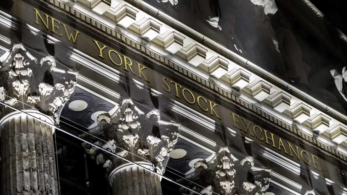 Fachada da Bolsa de Valores de Nova York, na Broad Street, com colunas e inscrição na pedra
