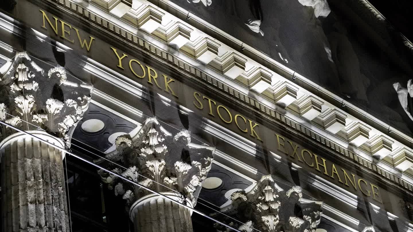 Fachada da Bolsa de Valores de Nova York, na Broad Street, com colunas e inscrição na pedra