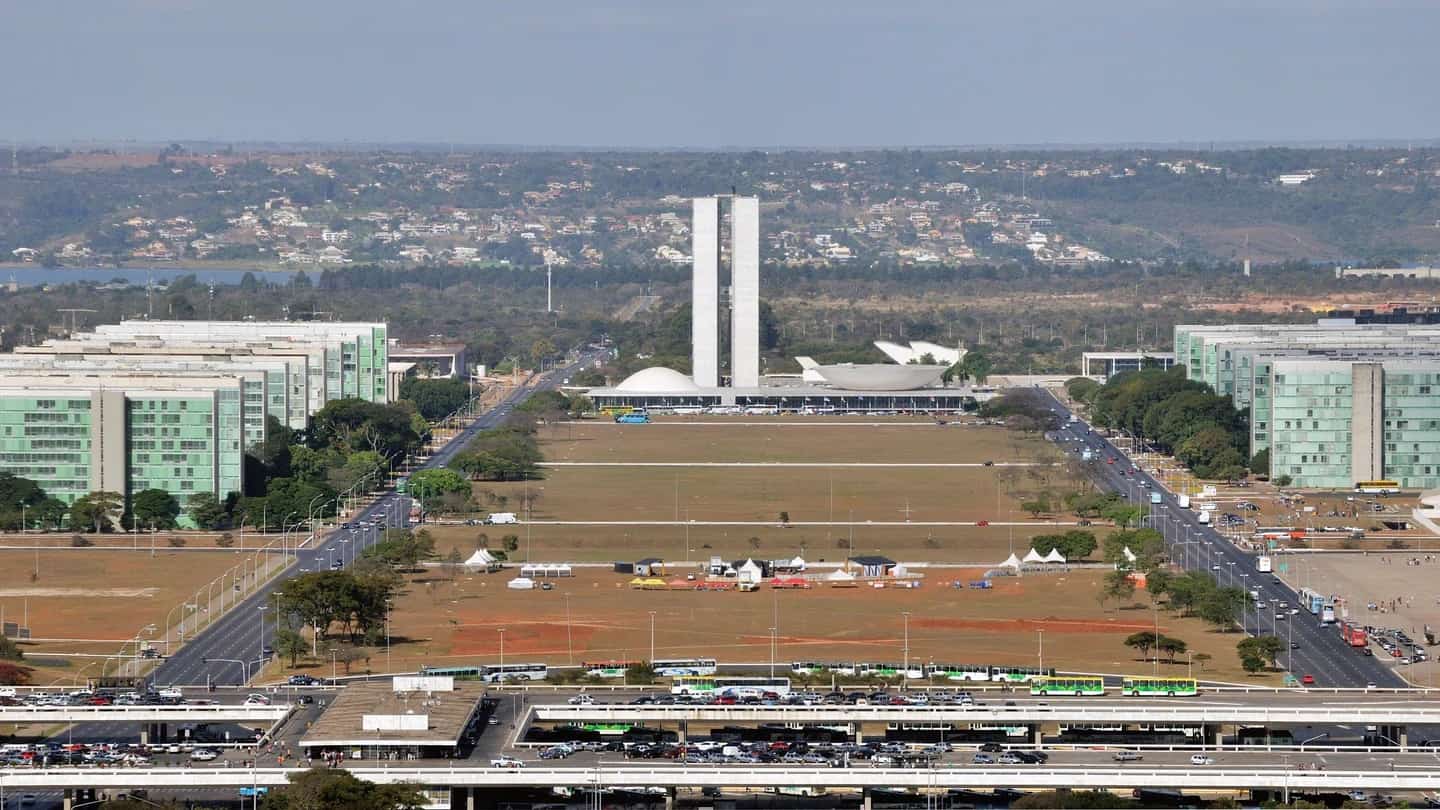 Vista aérea do Eixo Monumental de Brasília, com o Congresso Nacional e a Esplanada dos Ministérios