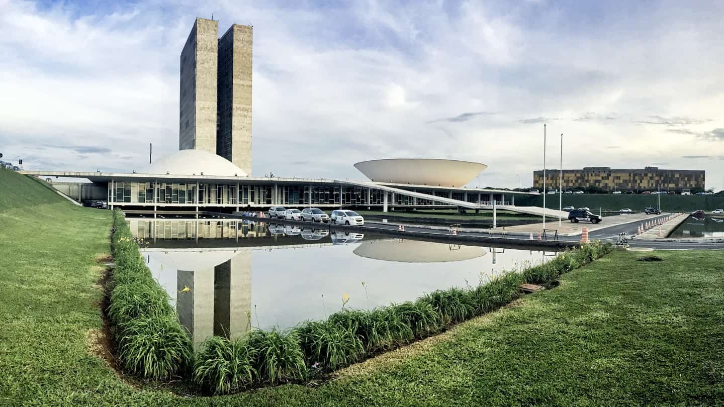 Palácio do Congresso Nacional, em Brasília, com a cúpula do Senado e a torre entre as duas Casas