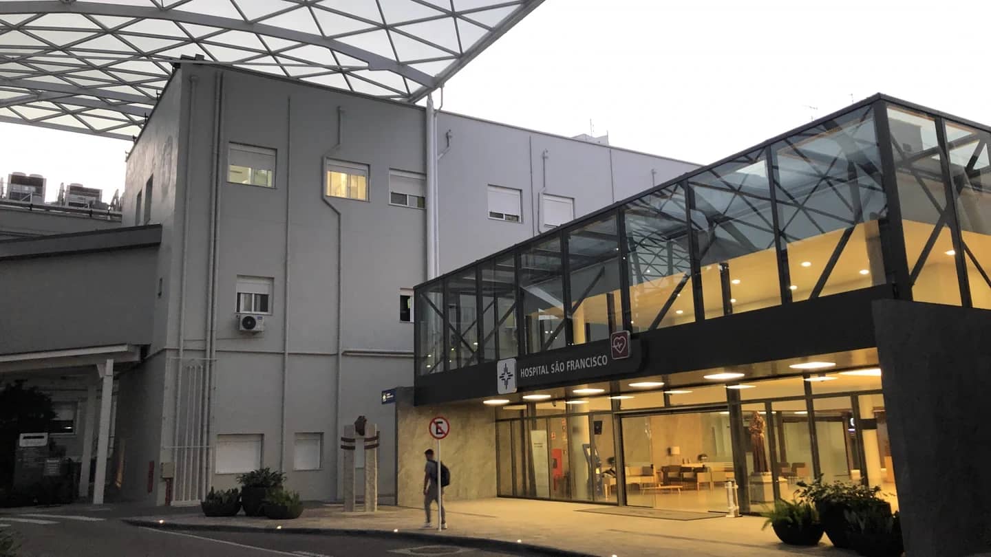 Entrada de hospital da Santa Casa de Misericórdia, com estrutura de vidro e concreto