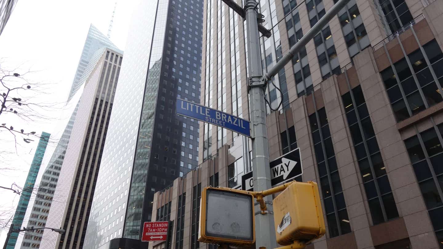 Placa "Little Brazil Street" na rua 46, em Manhattan, Nova York, cercada por arranha-céus