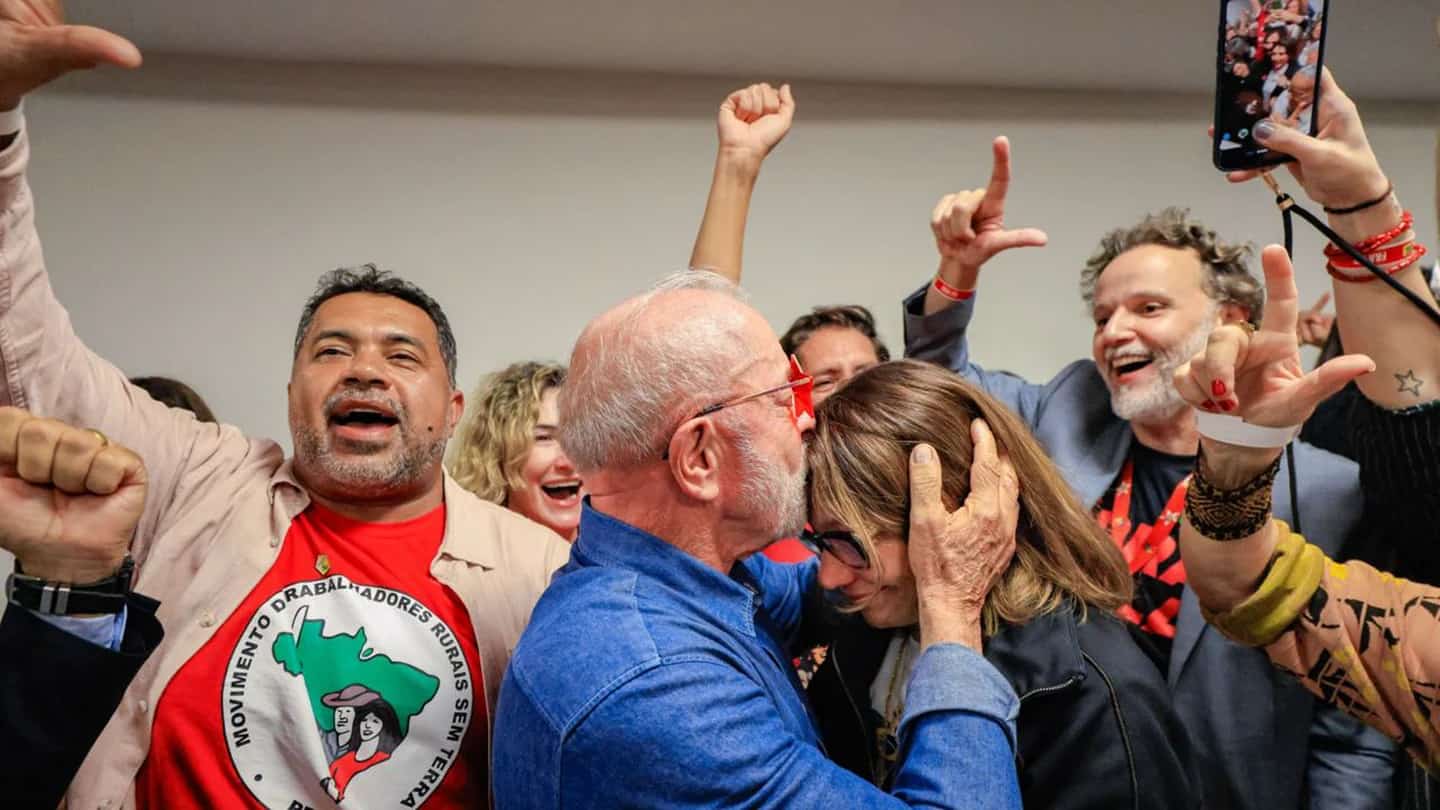 Lula abraça Janja cercado de apoiadores em festa pela reeleição, em 25 de outubro de 2026