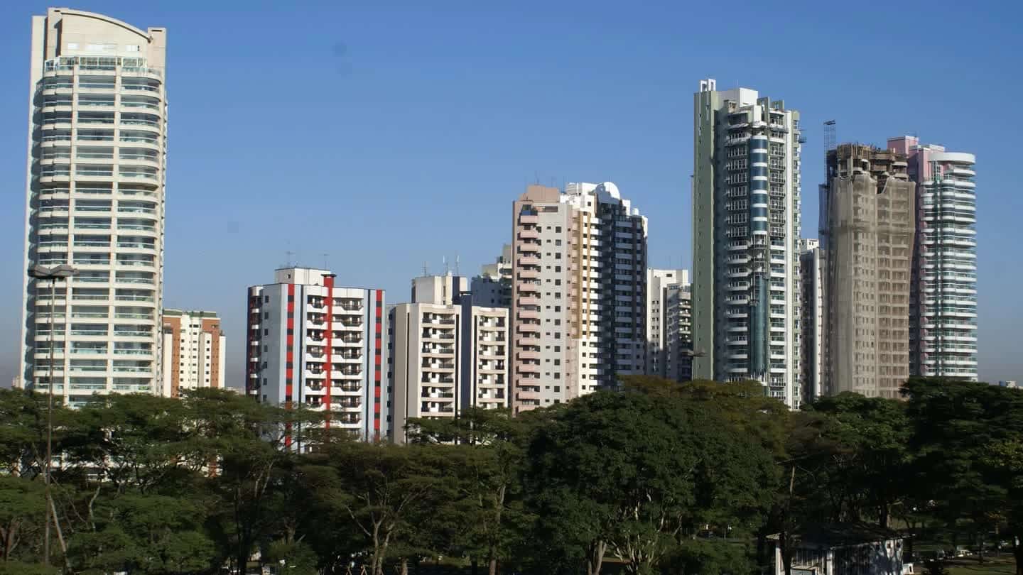 Vista de edifícios residenciais e comerciais em São Paulo, com torres ao fundo