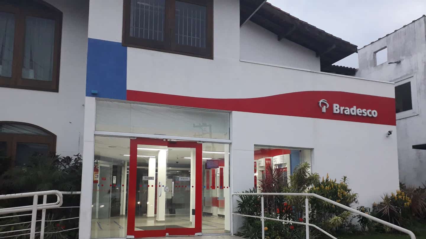 Fachada de agência do Banco Bradesco com a marca da instituição