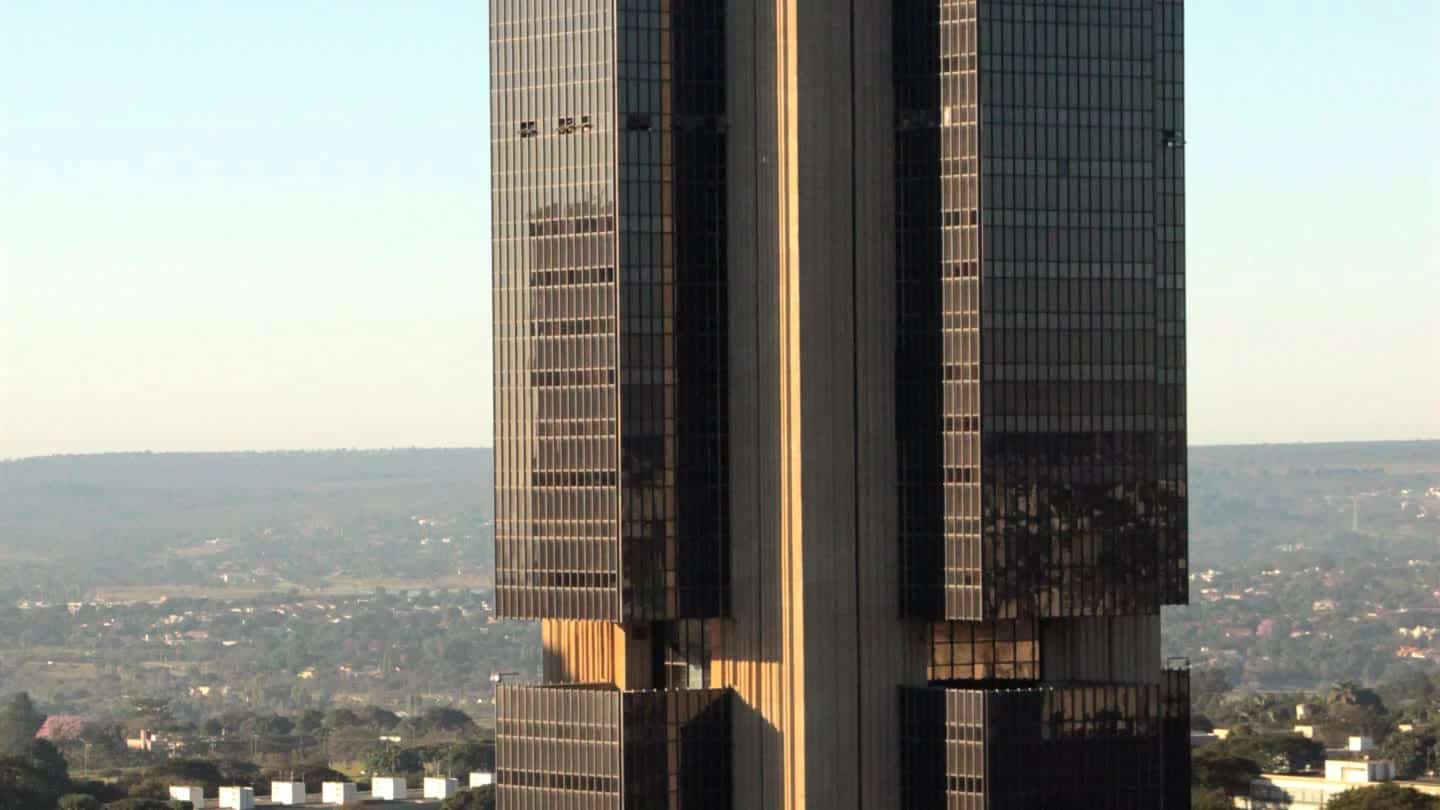 Sede do Banco Central do Brasil, em Brasília, vista da base do edifício