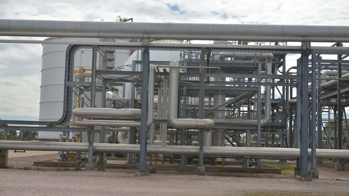 Vista de complexo petroquímico, com tubulações e torres (imagem ilustrativa)