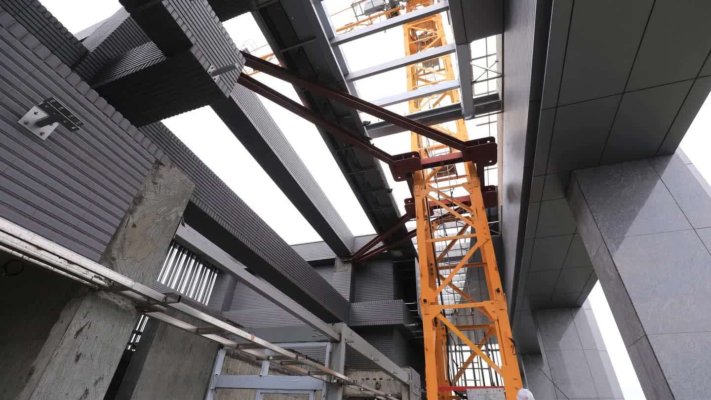Grua e estrutura de concreto em canteiro de obras
