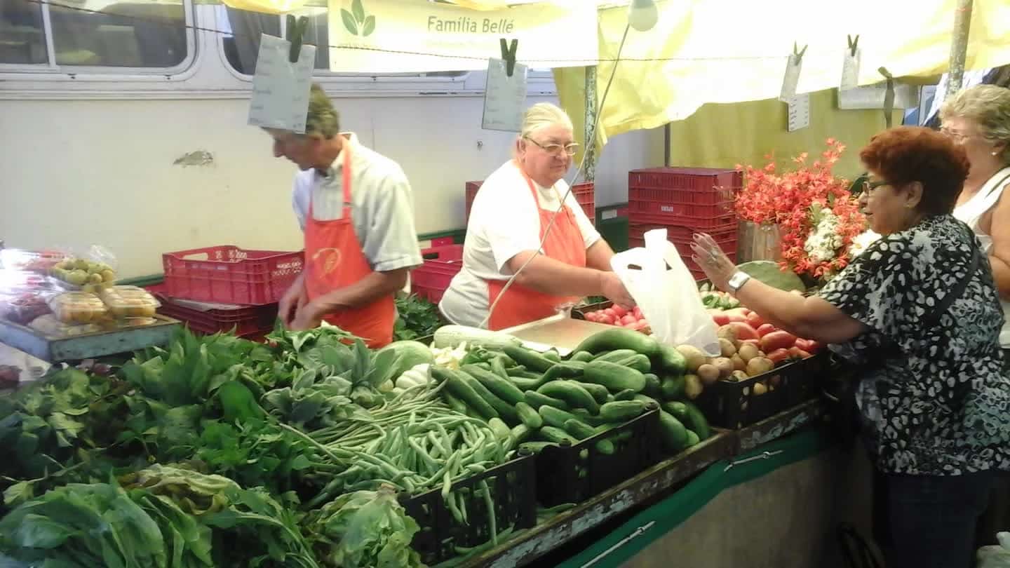 Feira livre de rua com barracas de hortifruti