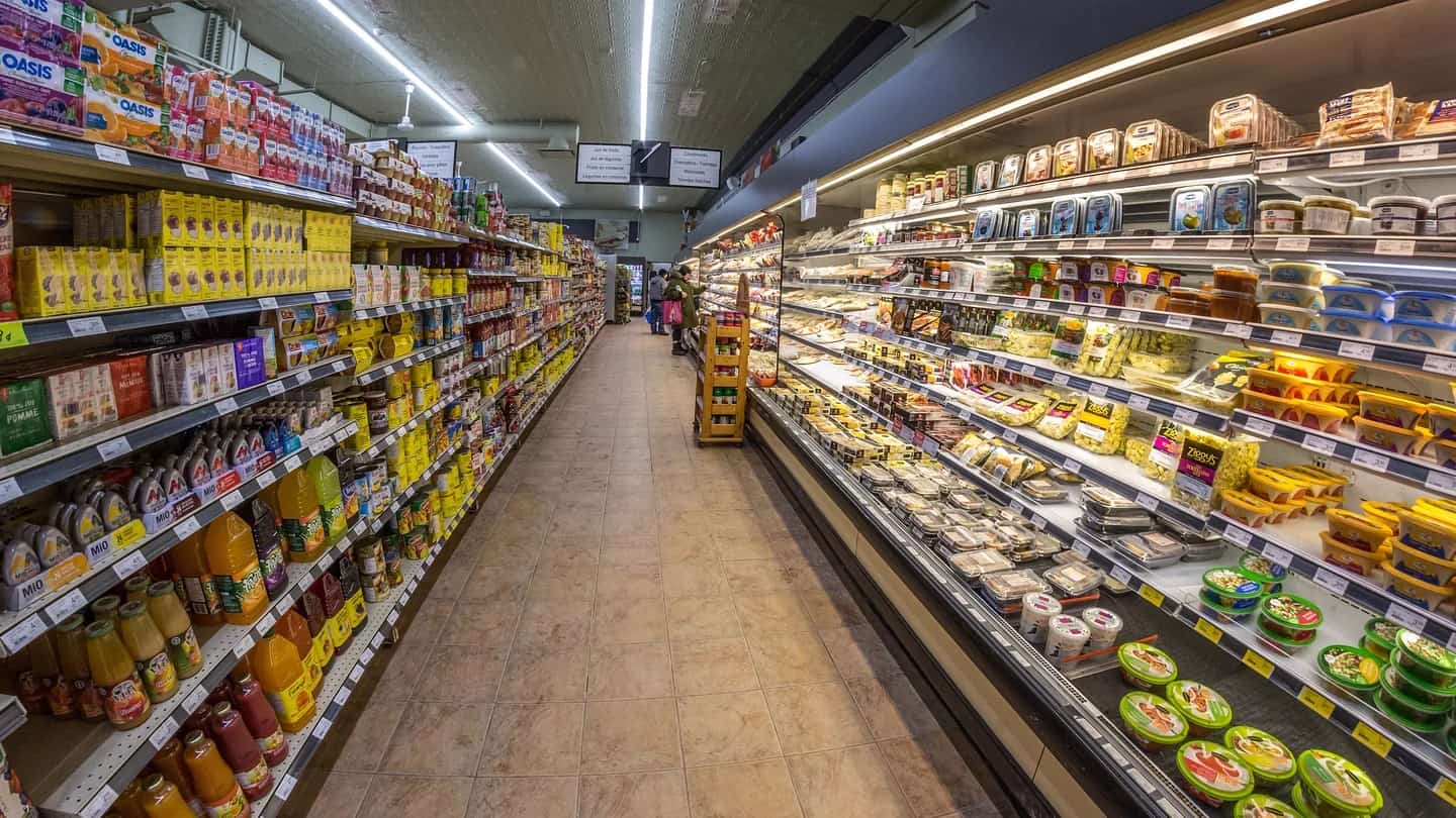 Corredor de supermercado com prateleiras de produtos