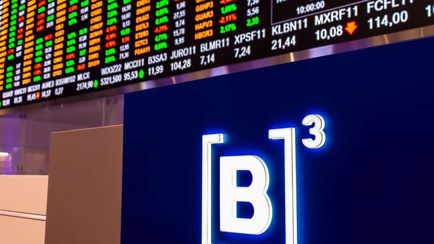 Painel de cotações e marca da B3, a bolsa de valores brasileira