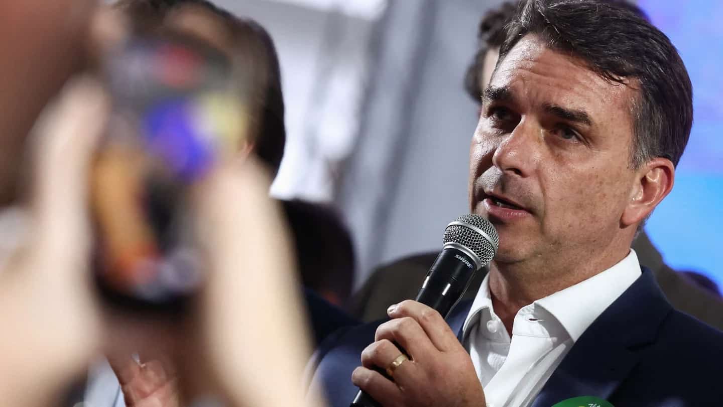 Senador Flávio Bolsonaro durante pronunciamento à imprensa