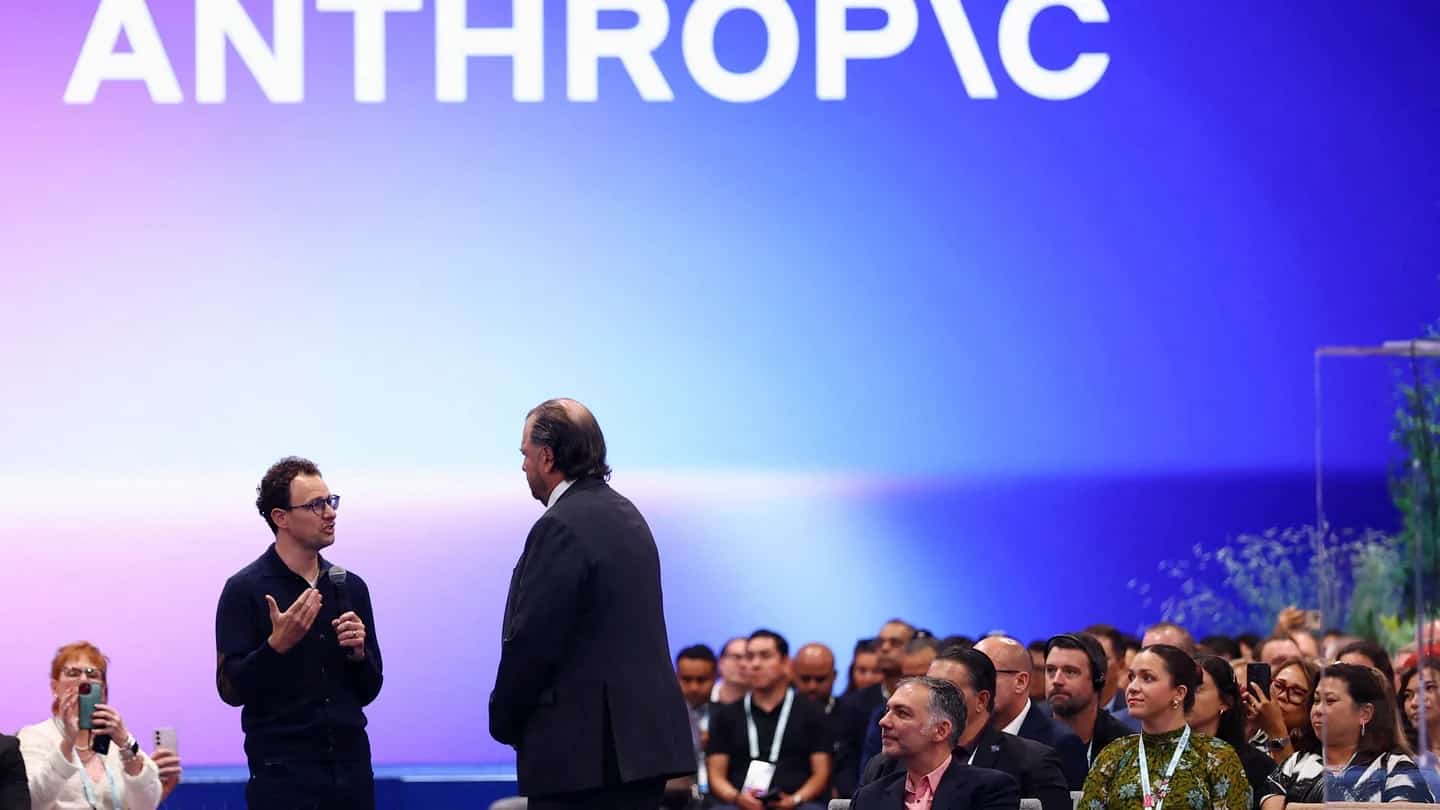 Painel com o logotipo da Anthropic em evento de tecnologia