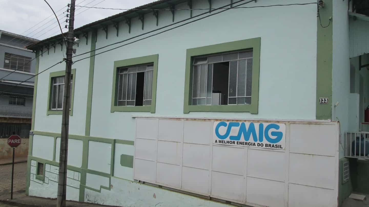 Fachada de unidade da Cemig com o logotipo da companhia
