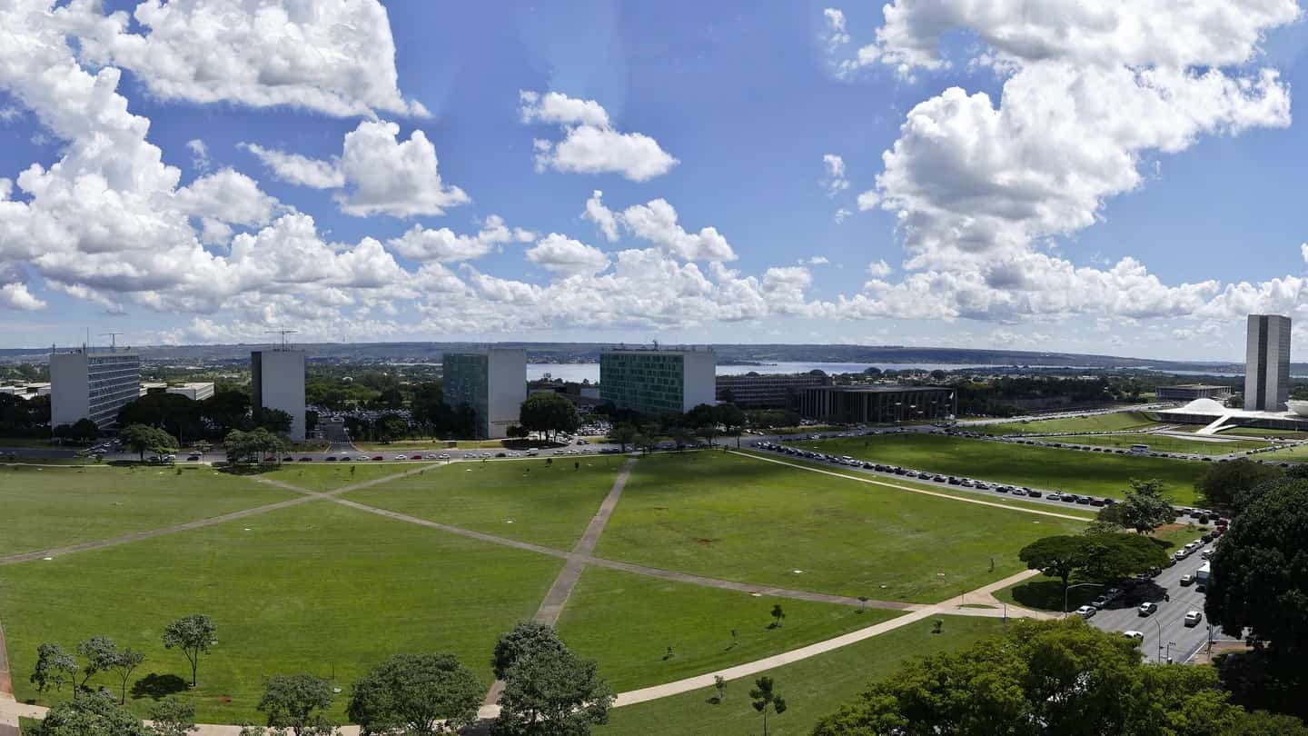Vista aérea da Esplanada dos Ministérios, em Brasília, com os blocos e o gramado central