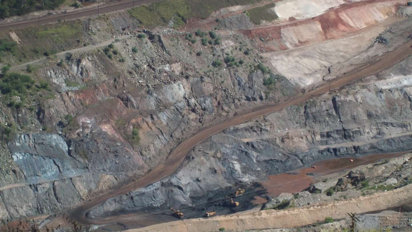 Vista de mina de ferro a céu aberto da Vale em Itabira (MG), com bancadas de minério vermelho