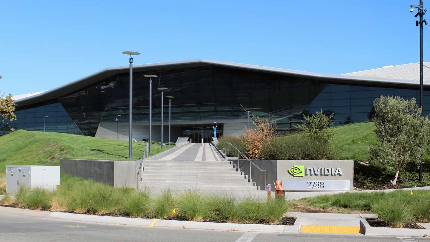 Sede da Nvidia em Santa Clara, na Califórnia, com o logotipo da empresa na fachada
