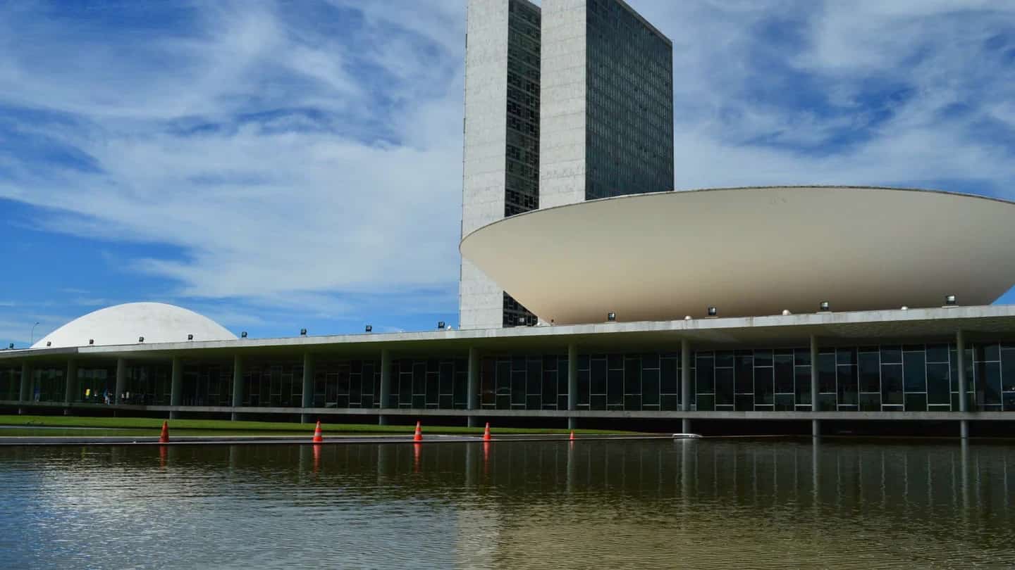 Congresso Nacional, em Brasília, visto do lago com as duas torres e a cúpula ao fundo
