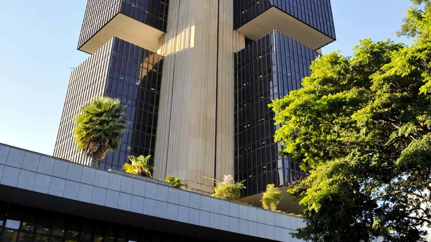 Torres da sede do Banco Central do Brasil, em Brasilia, contra o ceu azul