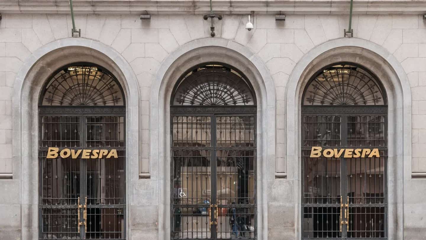 Painel de cotações da bolsa brasileira com variações do Ibovespa