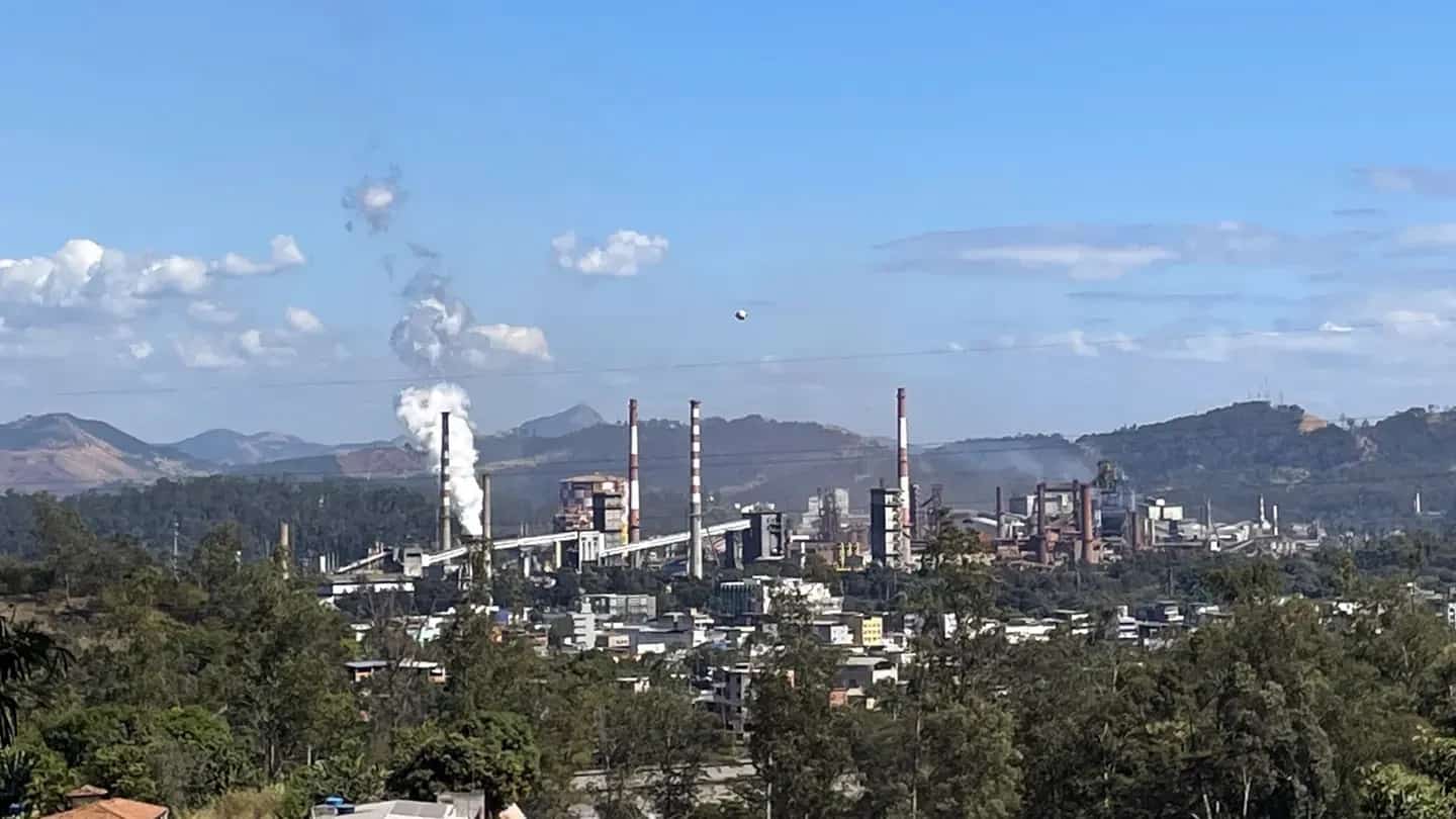 Linha de produção industrial com peças metálicas em fábrica